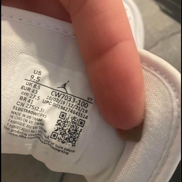 Jordans size 9.5 Men’s 11 woman’s - Picture 4 of 4